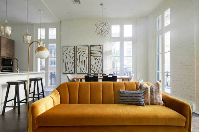 mustár színű kanapé a belső terekben