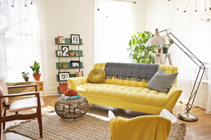 sofá amarillo directo en el interior