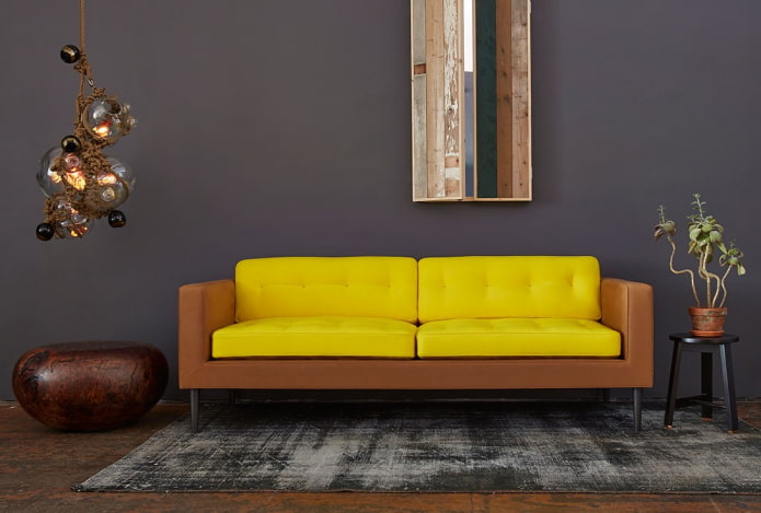 sofá amarillo-marrón en el interior