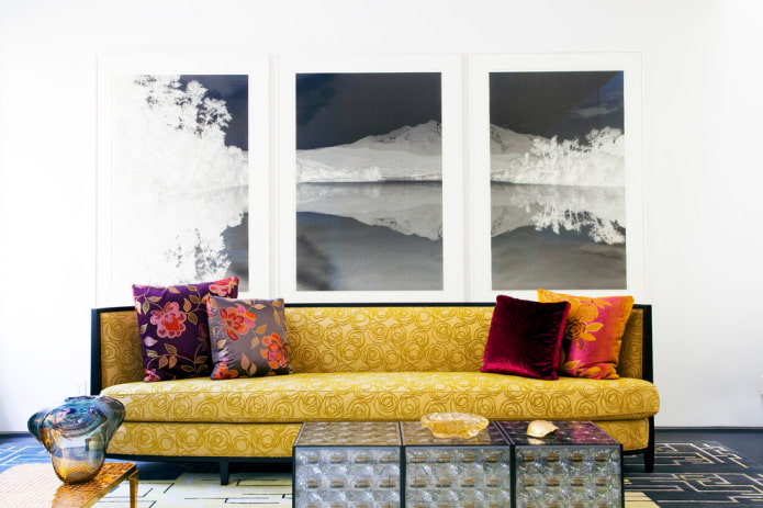 dzeltens dīvāns ar rakstiem interjerā
