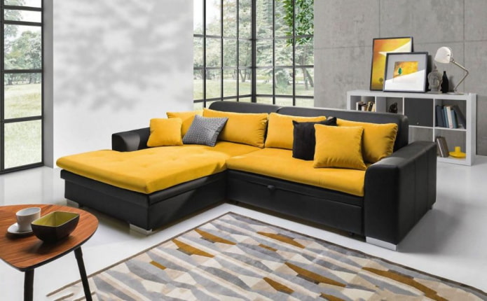 sofa hitam dan kuning di pedalaman