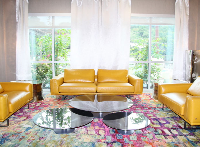gul sofa med møbeltrekk i lær