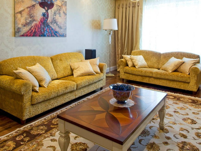 żółta sofa w klasycznym stylu
