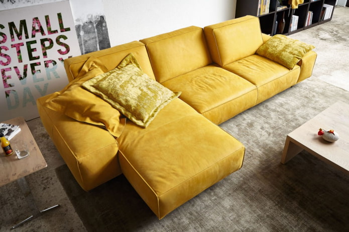 sárga moduláris kanapé a belső terekben