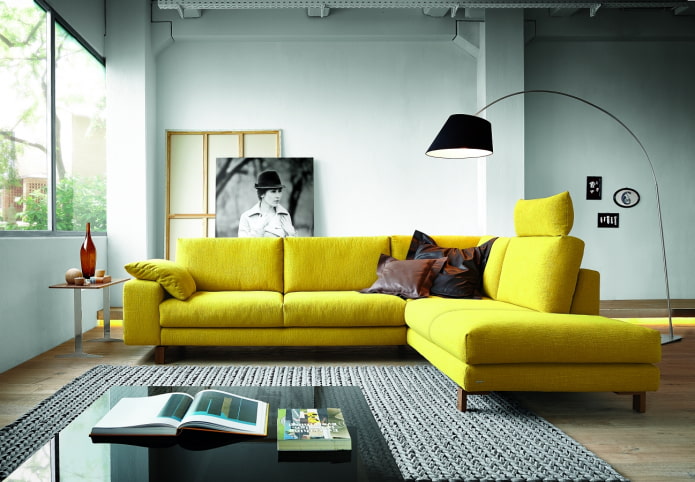 sofa kuning yang besar di pedalaman