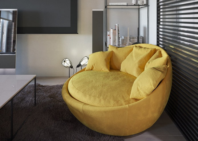 sofà oval groc a l’interior