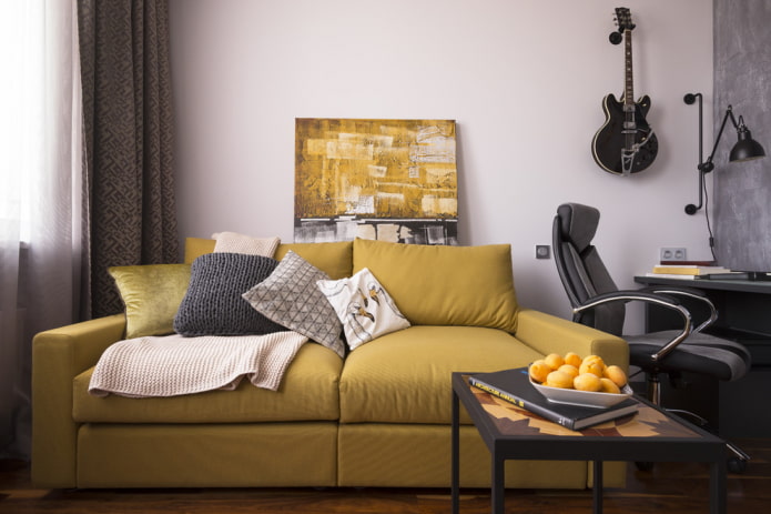 kombination af en gul sofa med en plaid