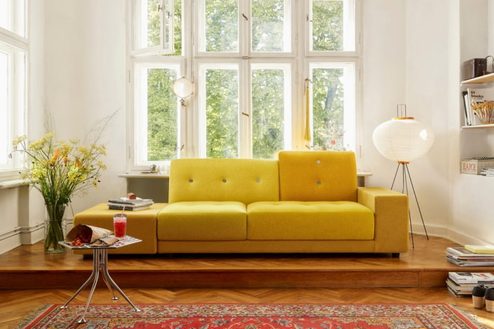 keltainen sohva kangasverhoilulla