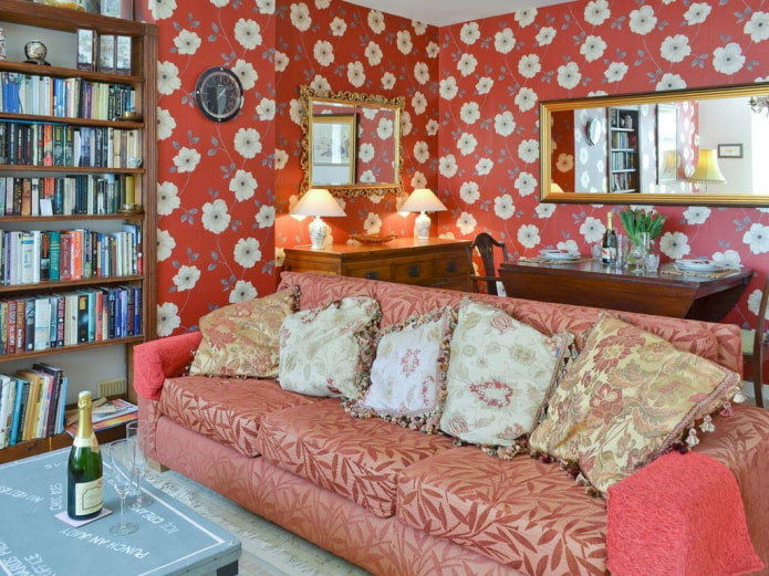 sala de estar interior con papel tapiz floral