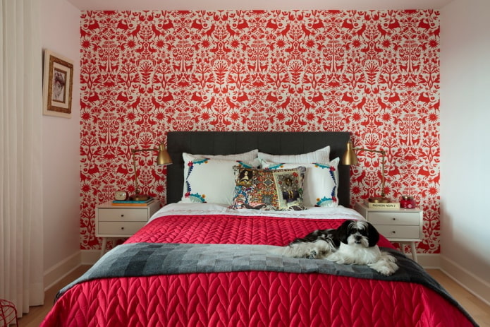 Czerwono-biała tapeta w sypialni