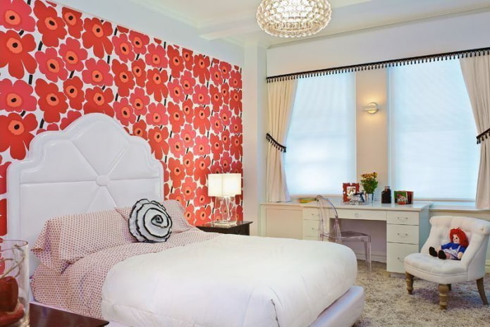 muebles de dormitorio claros con papel pintado estampado