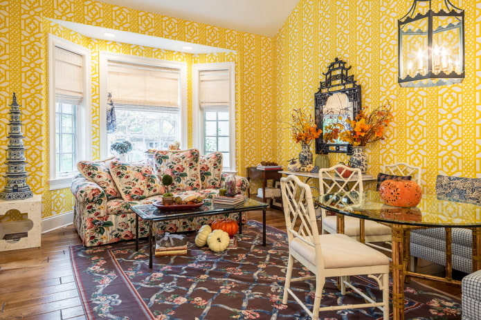 ruang tamu dengan hiasan dinding dalam warna kuning terang