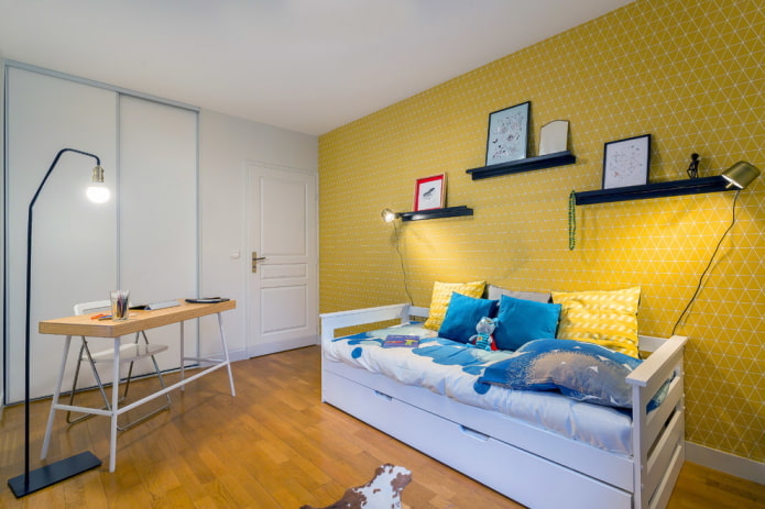 murs jaunes avec des meubles blancs