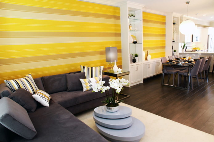 dryžuoti geltoni tapetai gyvenamajame kambaryje