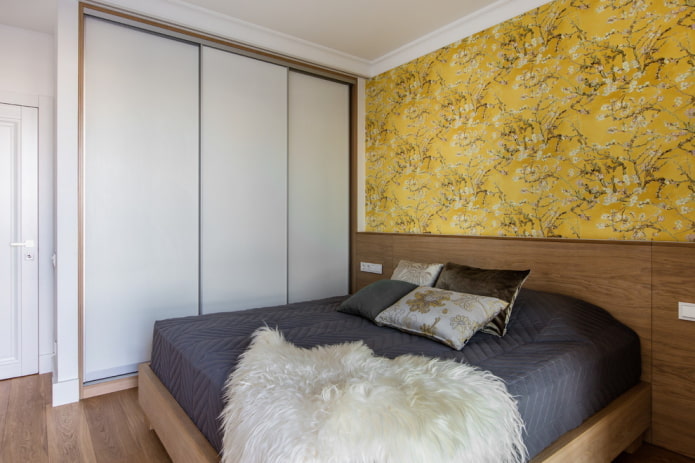 tường điểm nhấn màu vàng trong phòng ngủ
