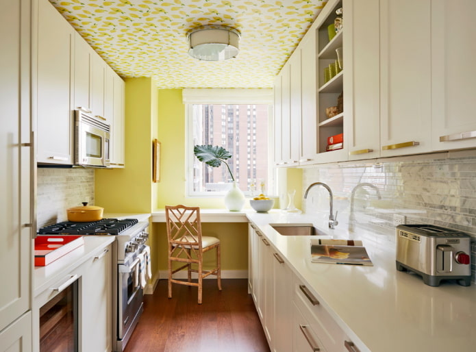 dzeltenas tapetes uz griestiem virtuvē
