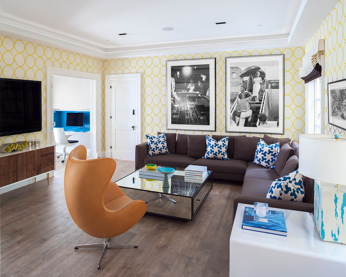 papel tapiz amarillo y blanco en la sala de estar