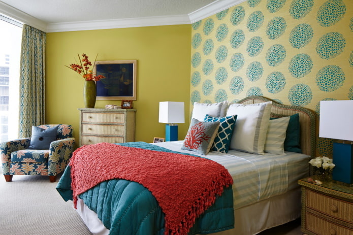 Żółto-turkusowa tapeta w sypialni