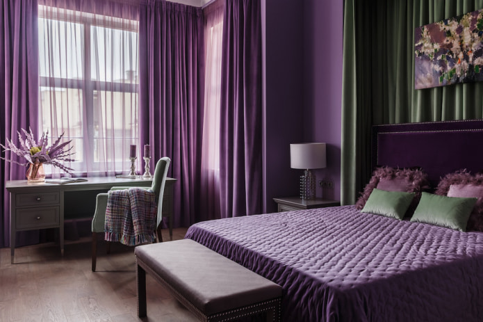 rideaux violets dans la chambre