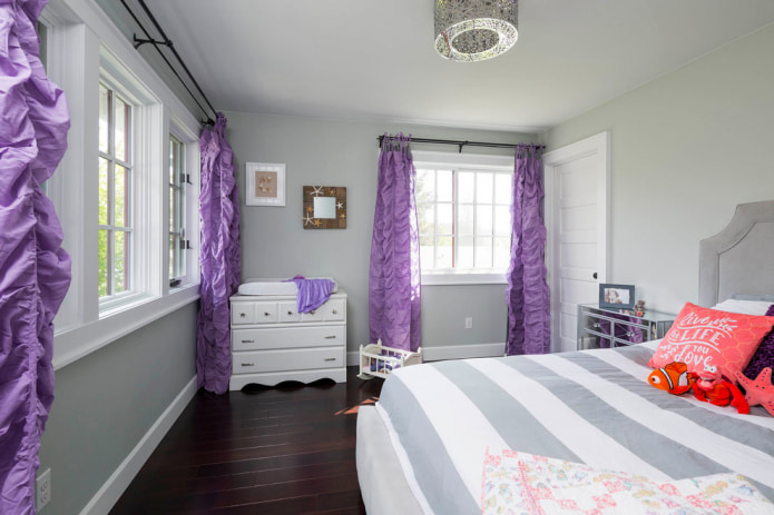 chambre d'enfant avec rideaux violets