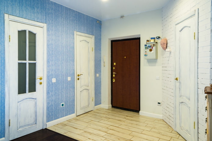 papel de parede azul claro no corredor