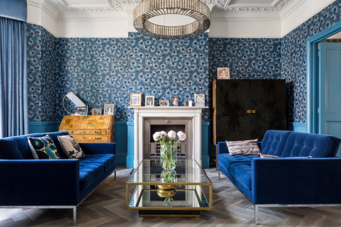 modrá tapeta v obývacím pokoji