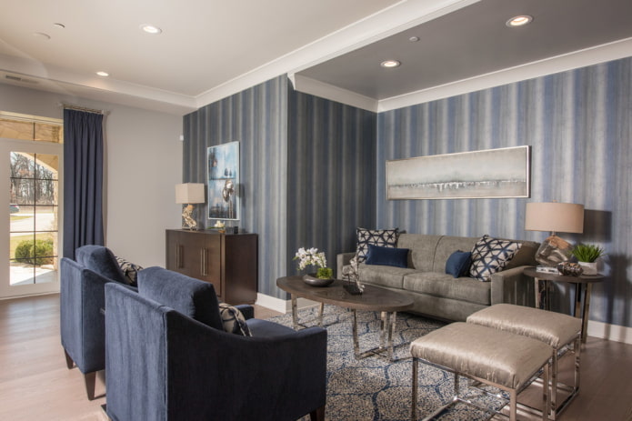 Papel tapiz gris azulado en la sala de estar