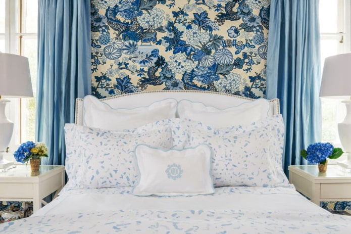Niebiesko-beżowa tapeta w sypialni
