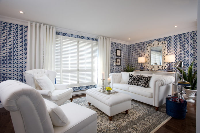 bílý nábytek a bílé a modré tapety