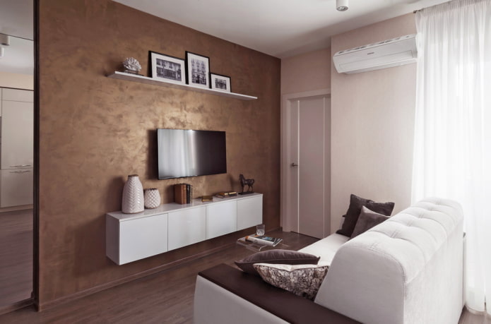 hnedé štukové steny v obývacej izbe