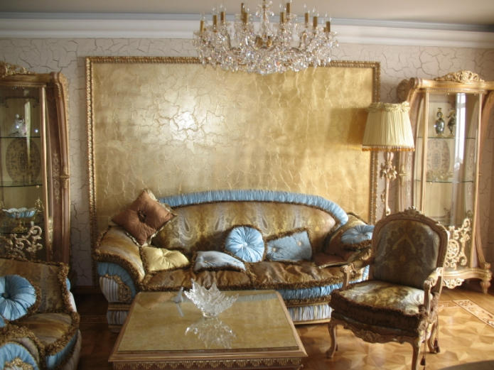 paper pintat d'or a la sala d'estar