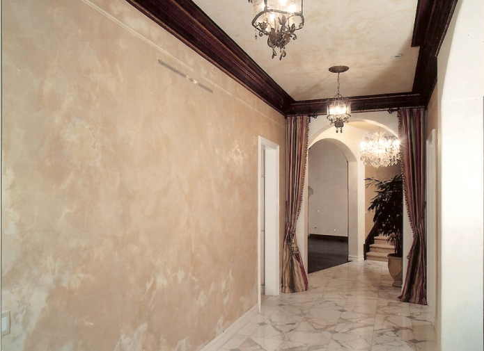 кремообразни стени в коридора