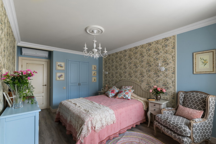 Camera da letto in stile provenzale con decorazioni in diversi colori.