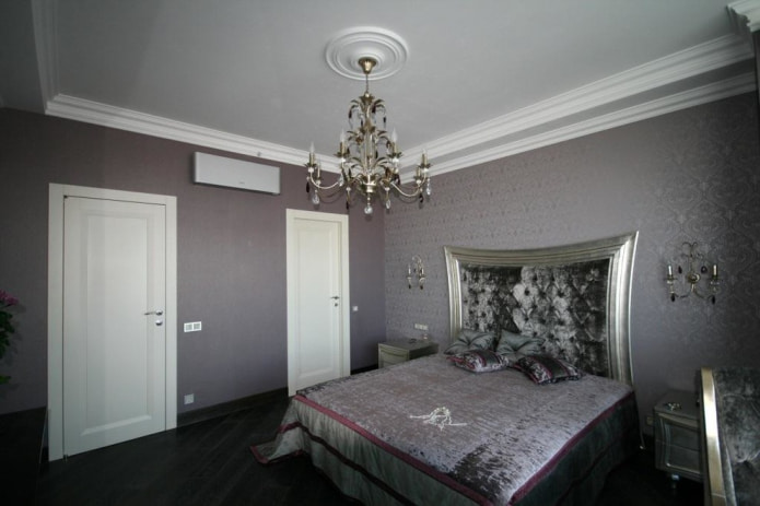 зидни украс у спаваћој соби израђен је у једној боји