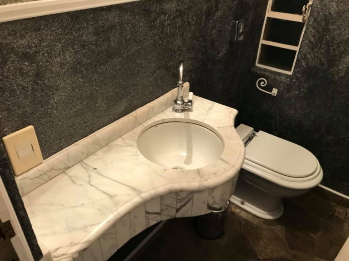 tualete ar šķidrām tapetēm