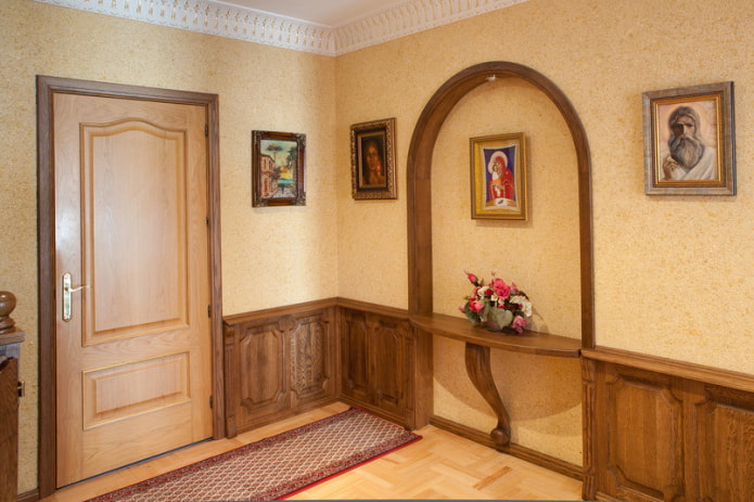 tapety a dekorace na dřevěné stěně v chodbě