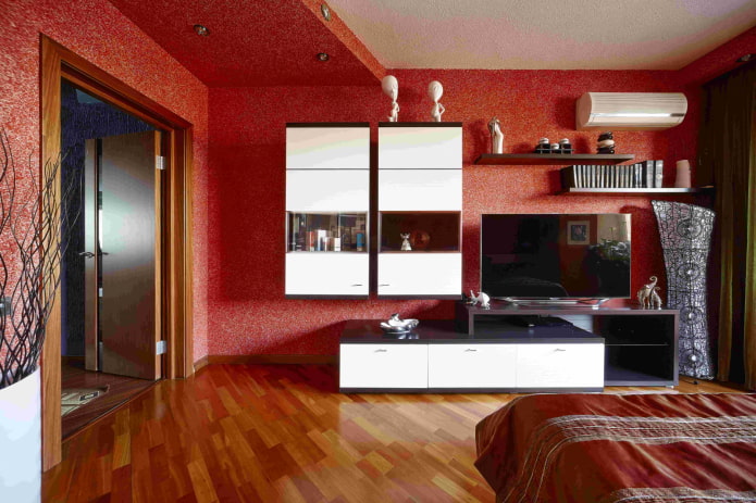 červené zdi v obývacím pokoji