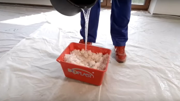 hälla vatten i en behållare med flytande tapeter