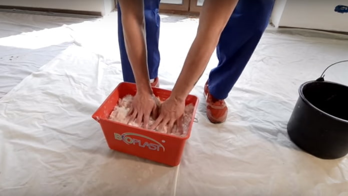 removiendo papel tapiz líquido con las manos