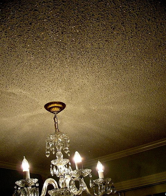 lesklý strop