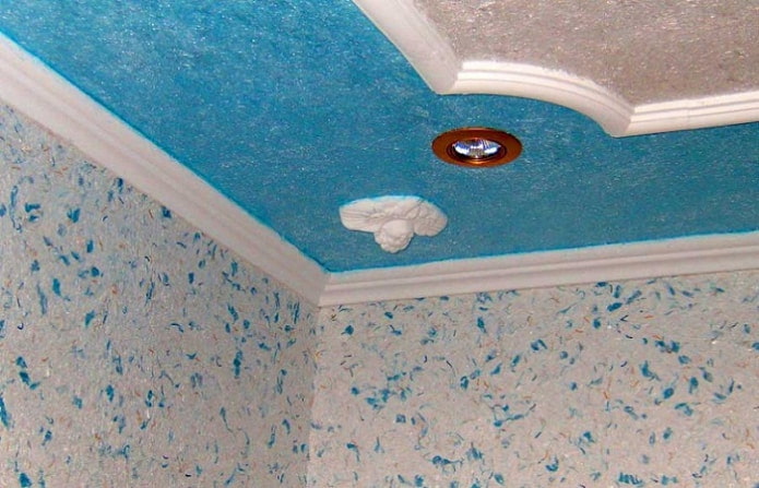 papel de parede líquido azul no teto