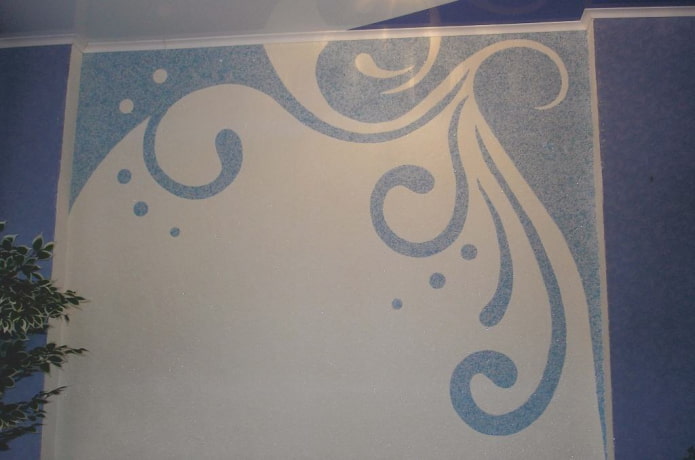 papier peint blanc avec un motif bleu