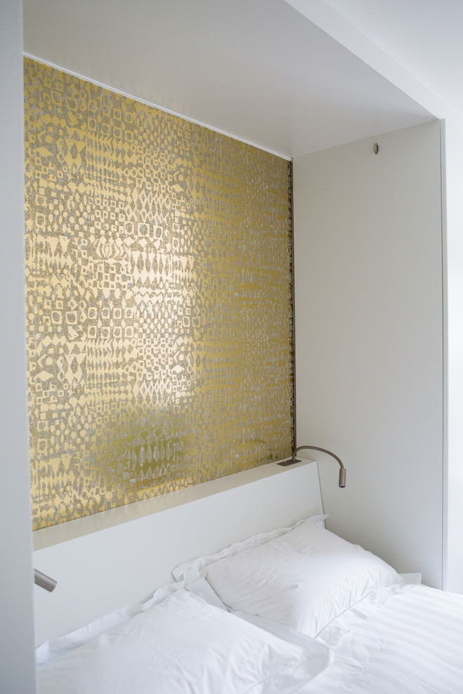 wallpaper with gold threads in the interior