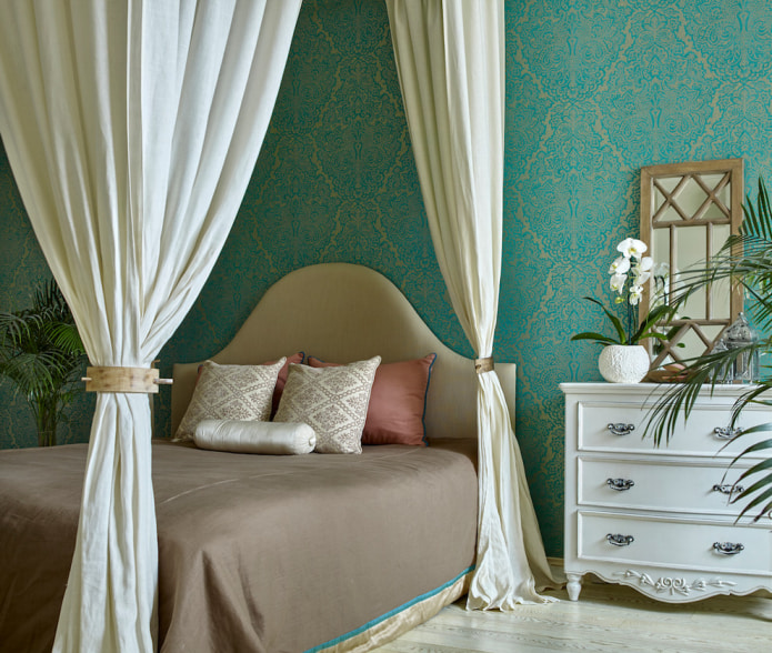turkusowa sypialnia z baldachimem