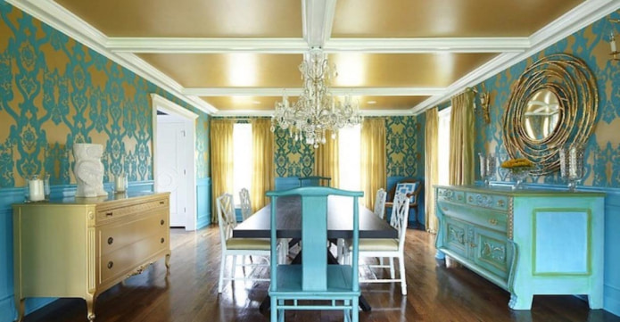 kombinace tyrkysových a zlatých odstínů v interiéru ložnice