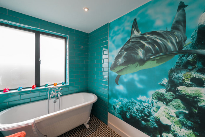 sienas gleznojums vannas istabā ar haizivju apdruku