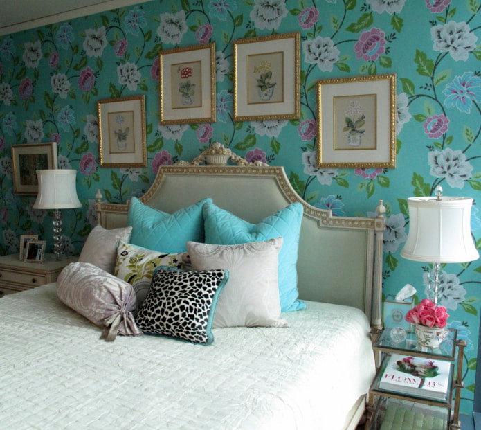 tapetai su gėlėmis lovos gale