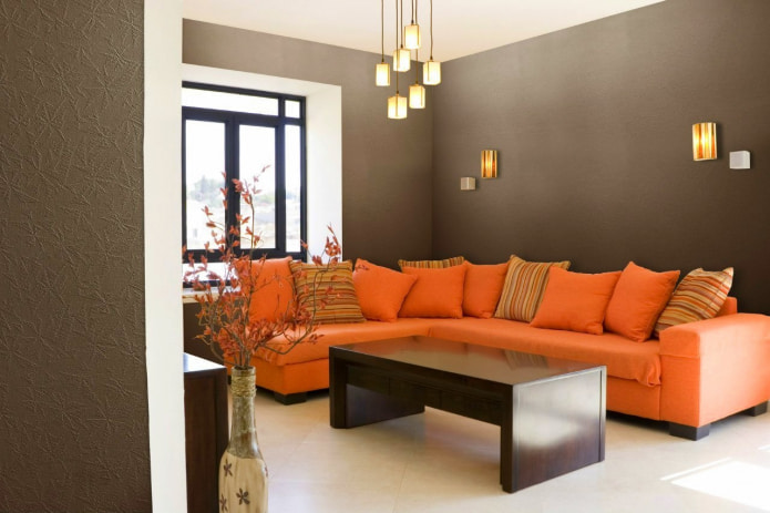 hnedé steny v interiéri obývacej izby
