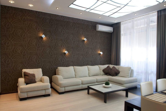 una combinación de papel tapiz marrón con un sofá