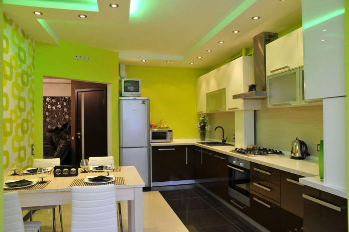 gaiši zaļas tapetes virtuves interjerā